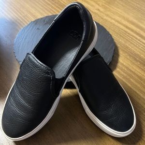UGG ALAMEDA LEATHER SLIP-ON SNEAKERS - EUC